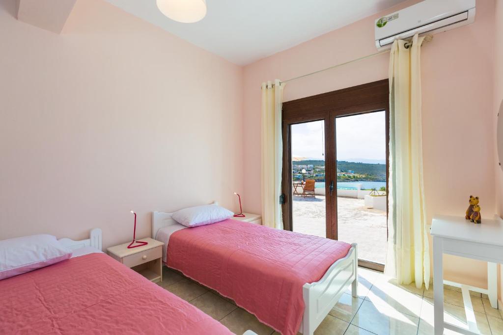 Posteľ alebo postele v izbe v ubytovaní Kalathas Sunset Villa