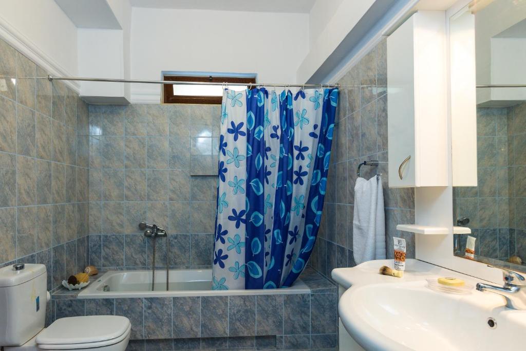 Kúpeľňa v ubytovaní Kalathas Sunset Villa