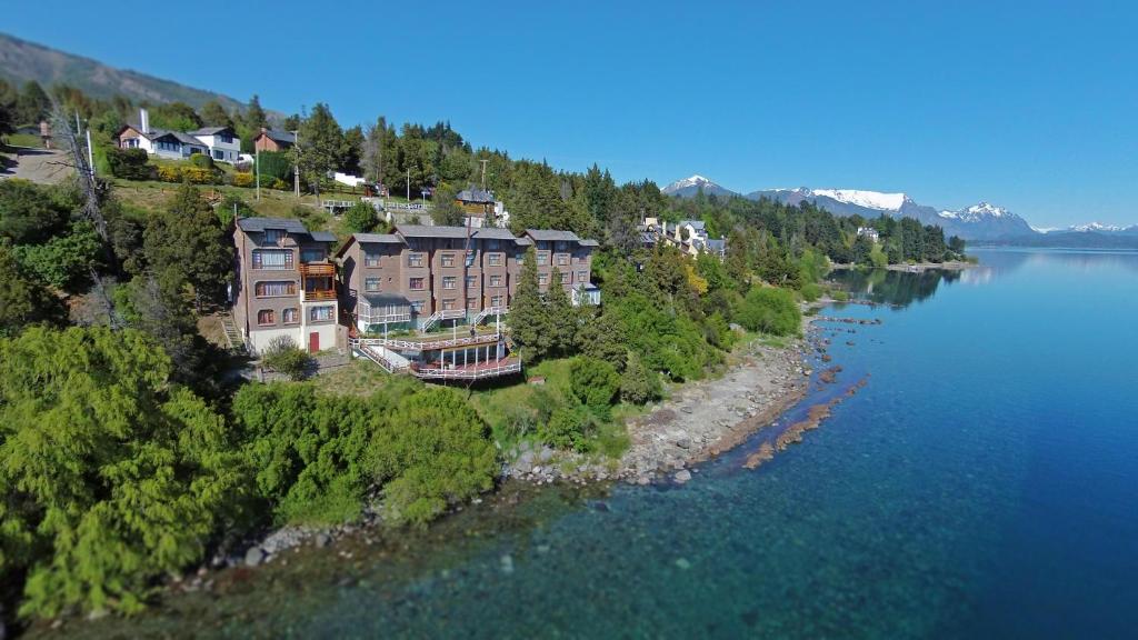 una vista aérea de una casa a orillas de un lago en Las Gaviotas en San Carlos de Bariloche