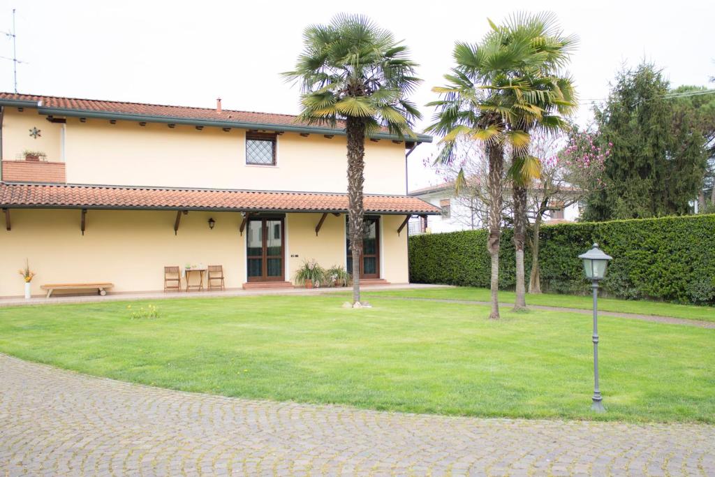 dom z palmami i dziedzińcem w obiekcie Villa Stefania w mieście Noventa