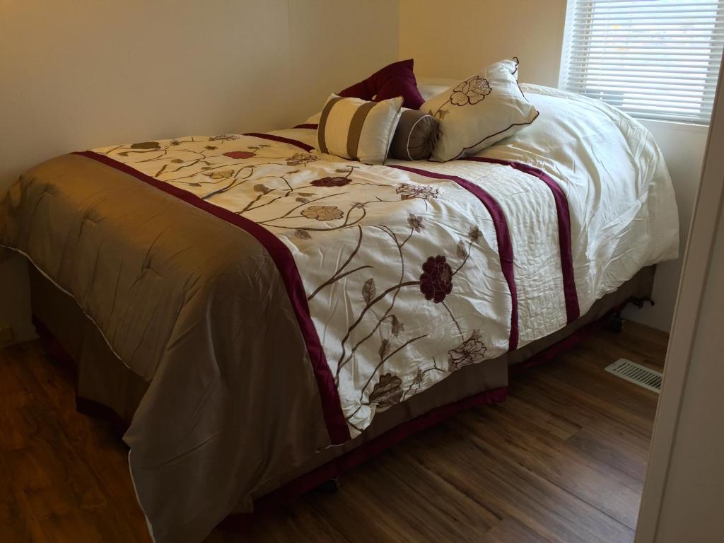 Tecopa Sunrise في Tecopa: سرير مع لحاف ووسائد بيضاء عليه