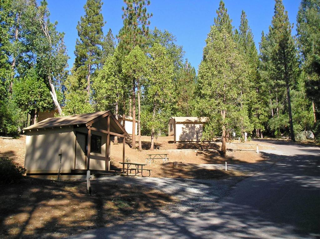 un pequeño refugio en medio de un bosque en Yosemite Lakes Bunkhouse Cabin 27, en Harden Flat