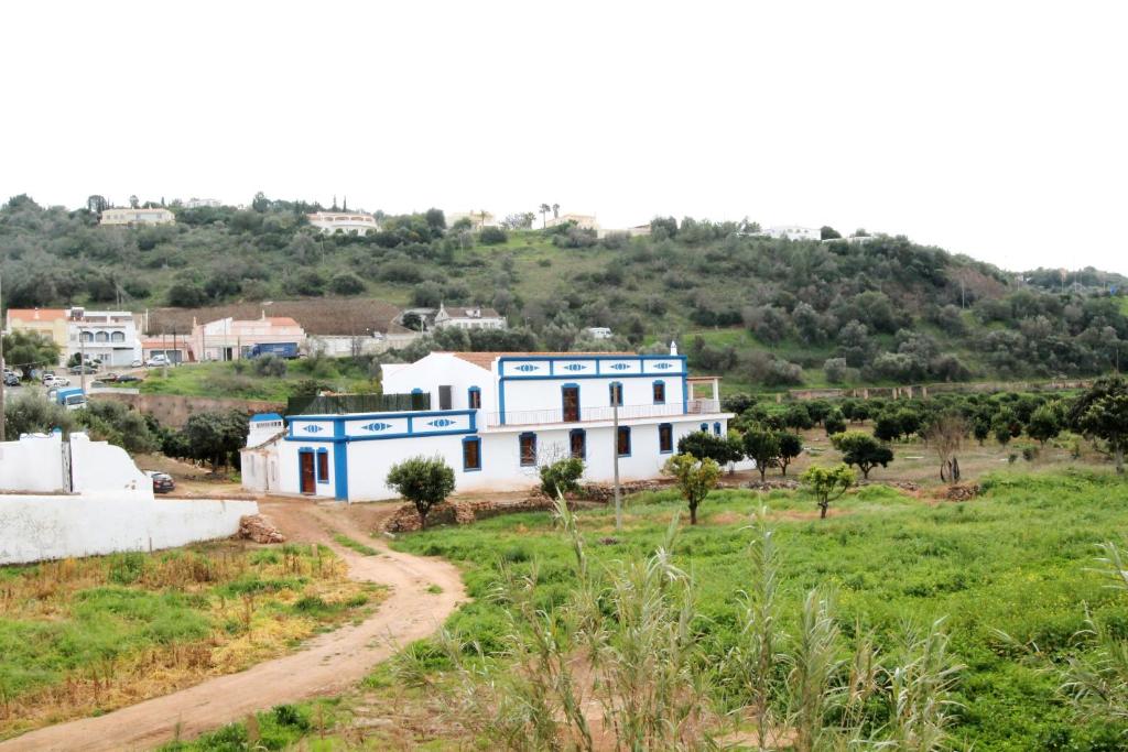 ein Haus auf einem Hügel mit einer unbefestigten Straße in der Unterkunft Horta Grande in Silves