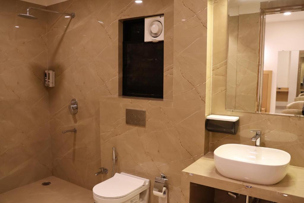 Koupelna v ubytování Labels Hotel