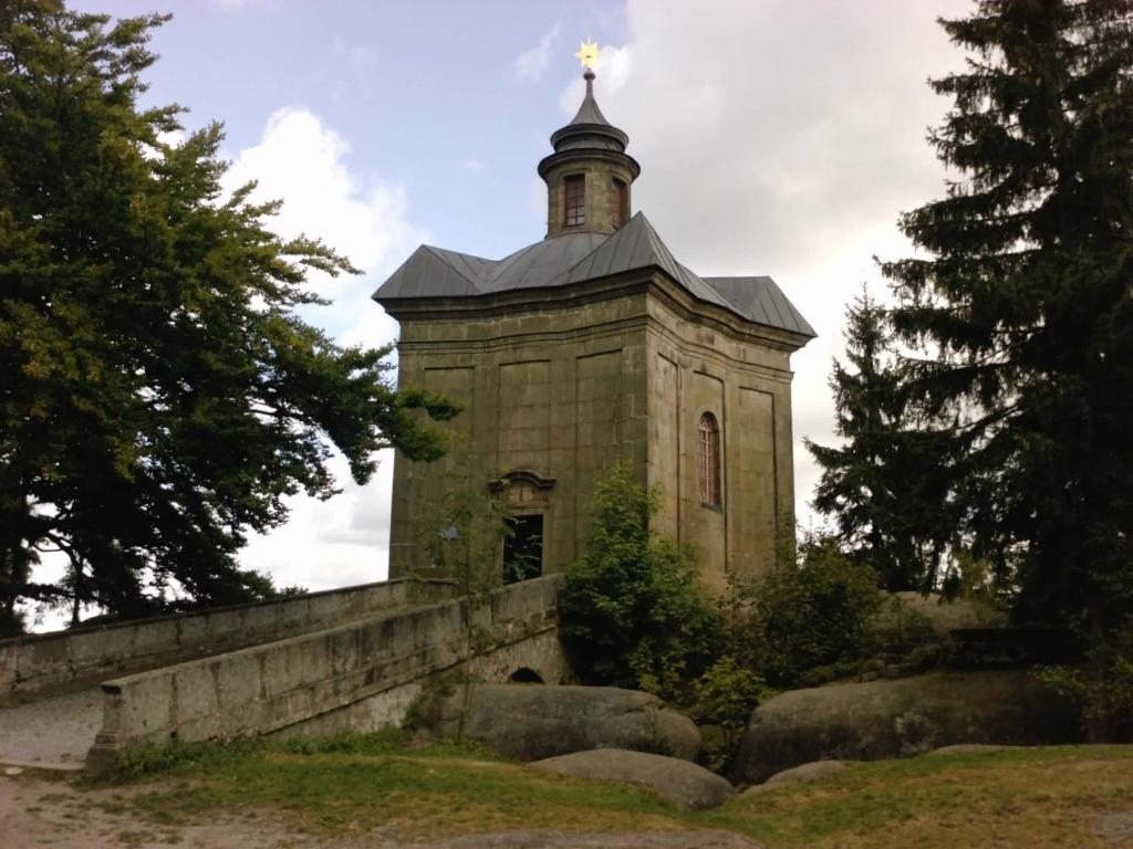 ブロウモフにあるUbytovani na hradbachの十字架のある古い建物