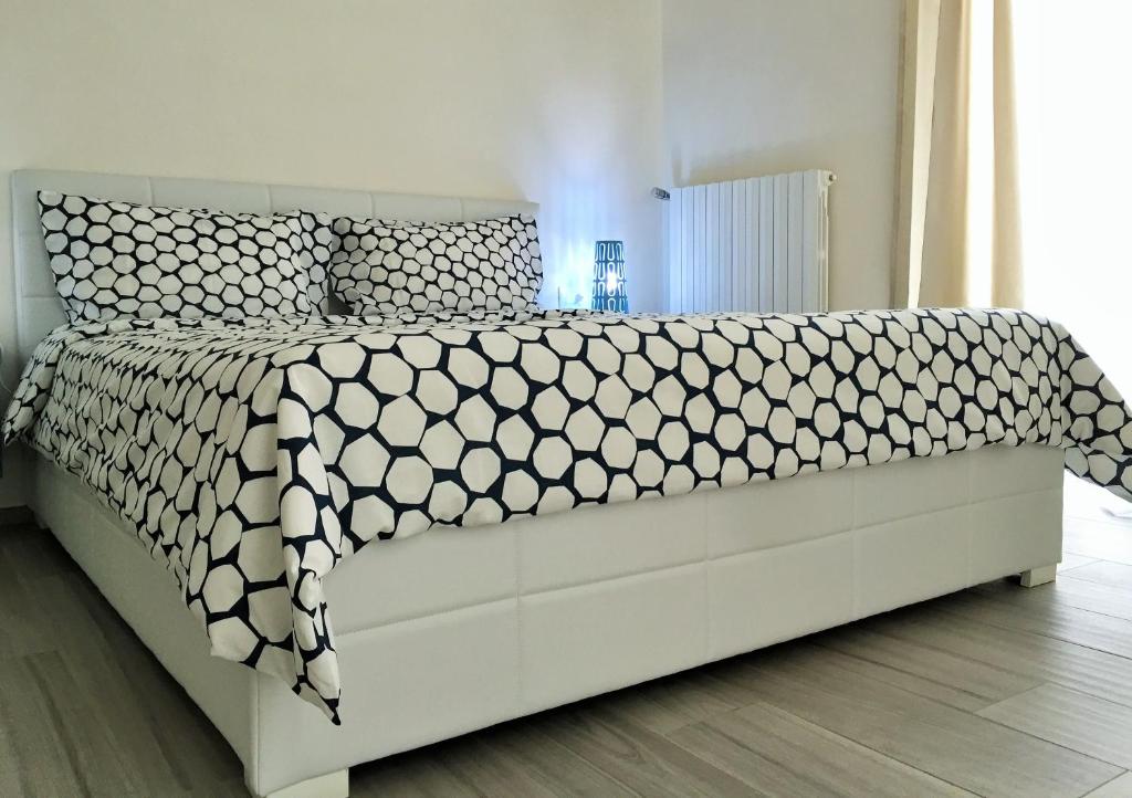 A bed or beds in a room at Profumo d'aMARE