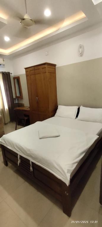 Postel nebo postele na pokoji v ubytování SAPPHIRE INN