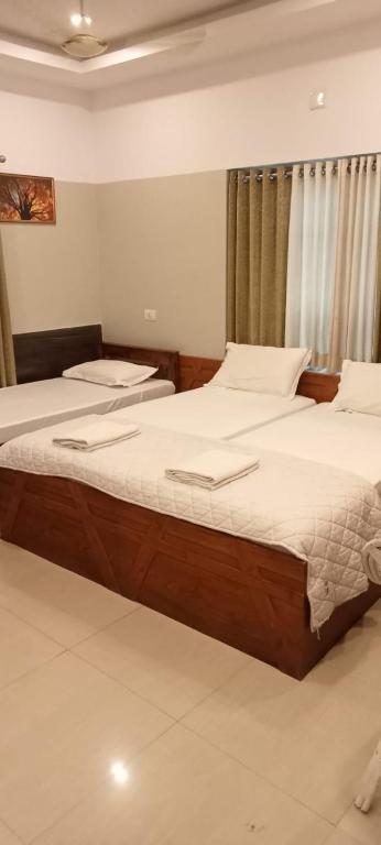 Postel nebo postele na pokoji v ubytování SAPPHIRE INN