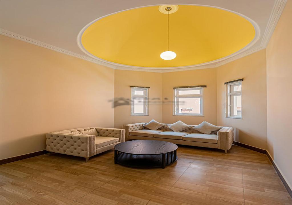Posezení v ubytování Luxury 4-Bedroom Villa with Private Pool & Billiards Table