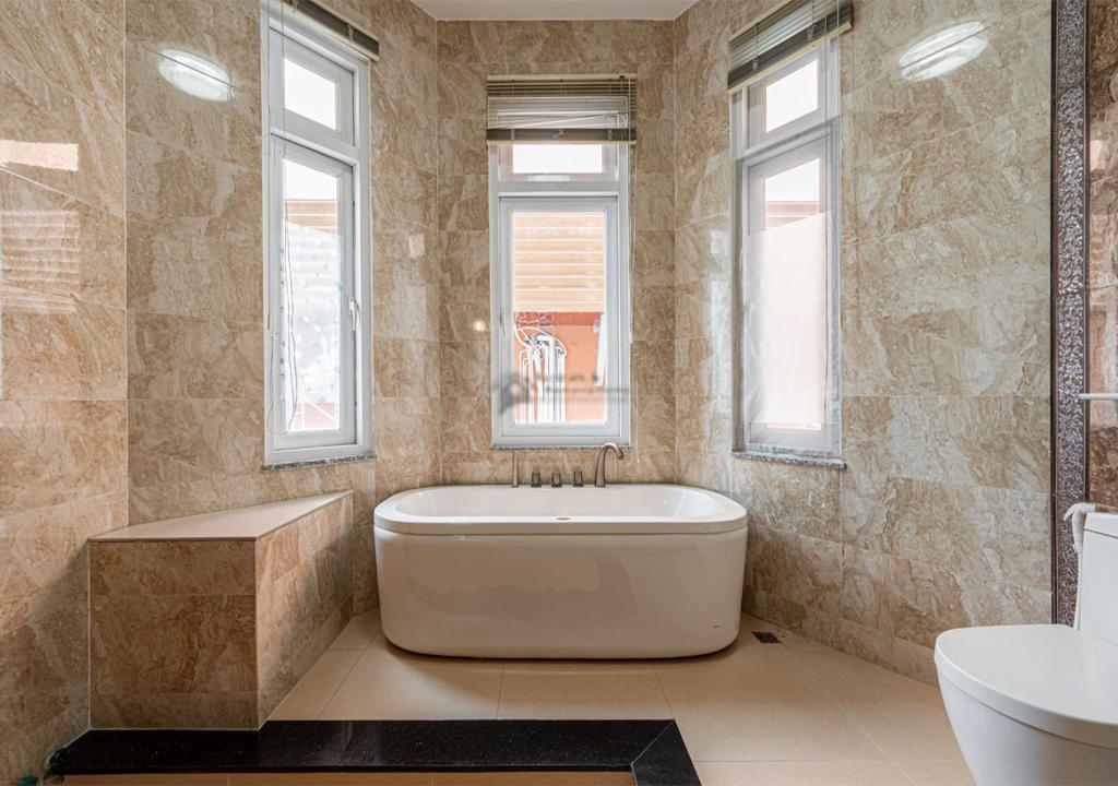 Koupelna v ubytování Luxury 4-Bedroom Villa with Private Pool & Billiards Table