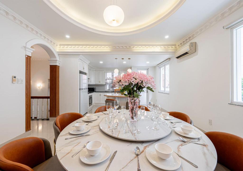 Fotografie z fotogalerie ubytování Luxury 4-Bedroom Villa with Private Pool & Billiards Table v Ho Či Minově městě