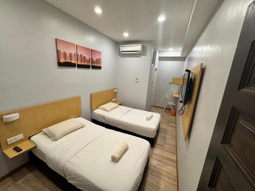 two beds in a small room with two bedsvisor at Tropical villa in Kuantan