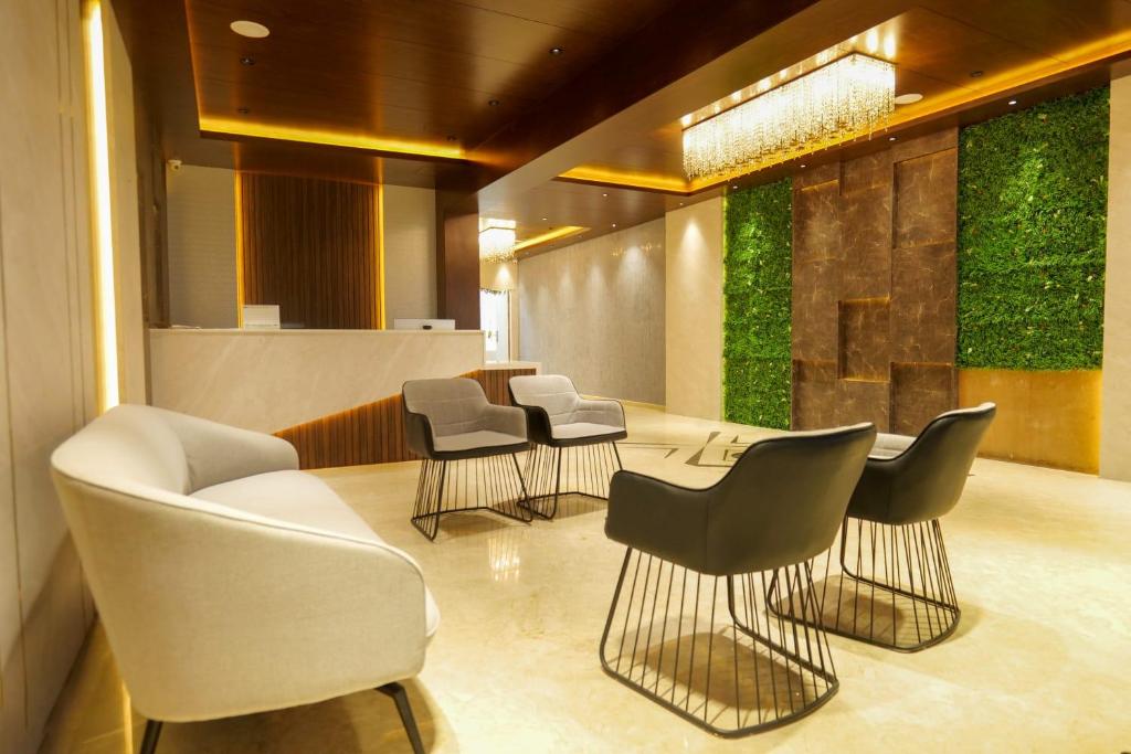 Posezení v ubytování Balu Residency - A Business Class Hotel