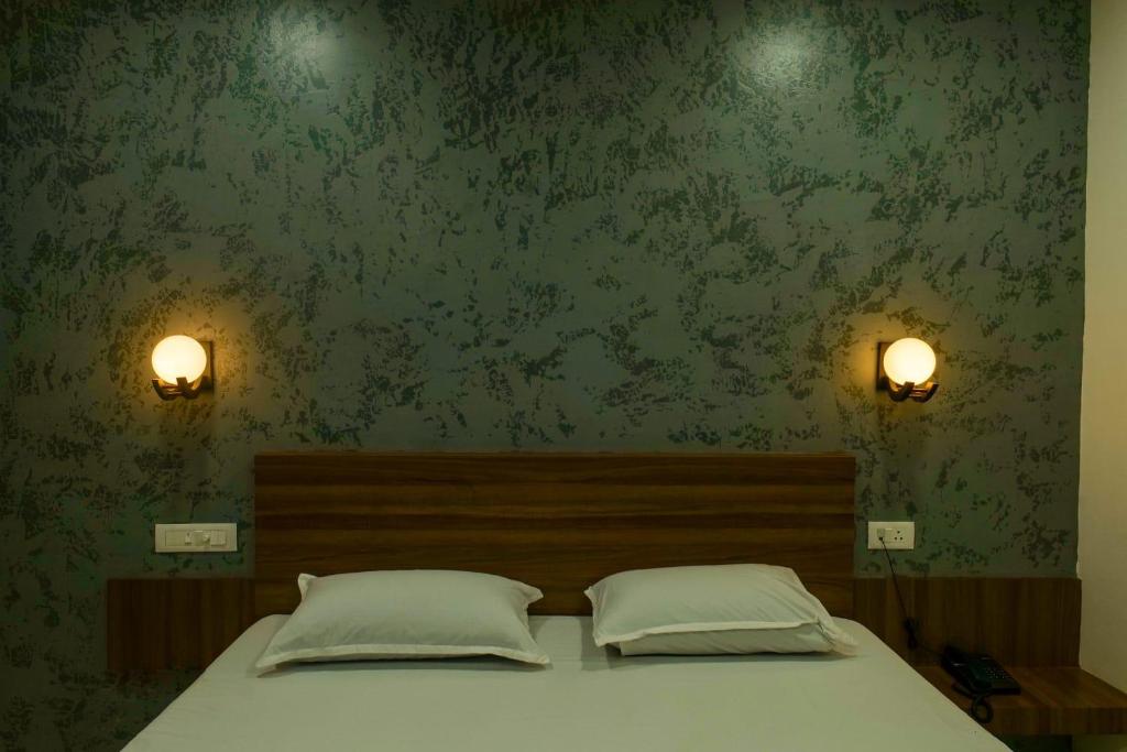 Postel nebo postele na pokoji v ubytování Balu Residency - A Business Class Hotel
