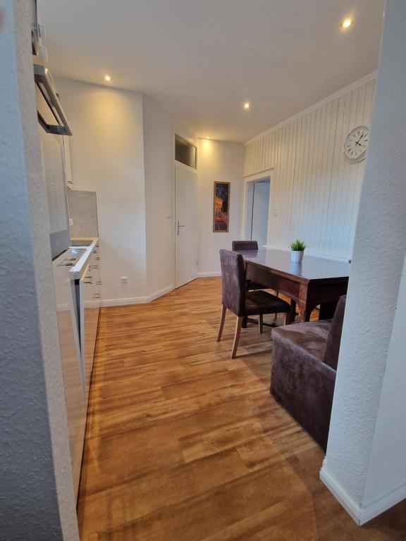 a dining room and living room with a table and chairs at Ferienwohnungen Dümmersee - Haus Dümmerland - Wohnung 5 in Hüde