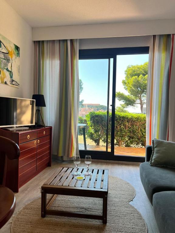 un salon avec un canapé et une table basse dans l'établissement L'Évasion à Collioure - Piscine et vue mer, à Collioure