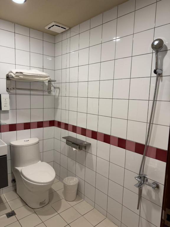 A bathroom at Rich & Free Hotel - Fuzhong 富逸旅趣-板橋府中館