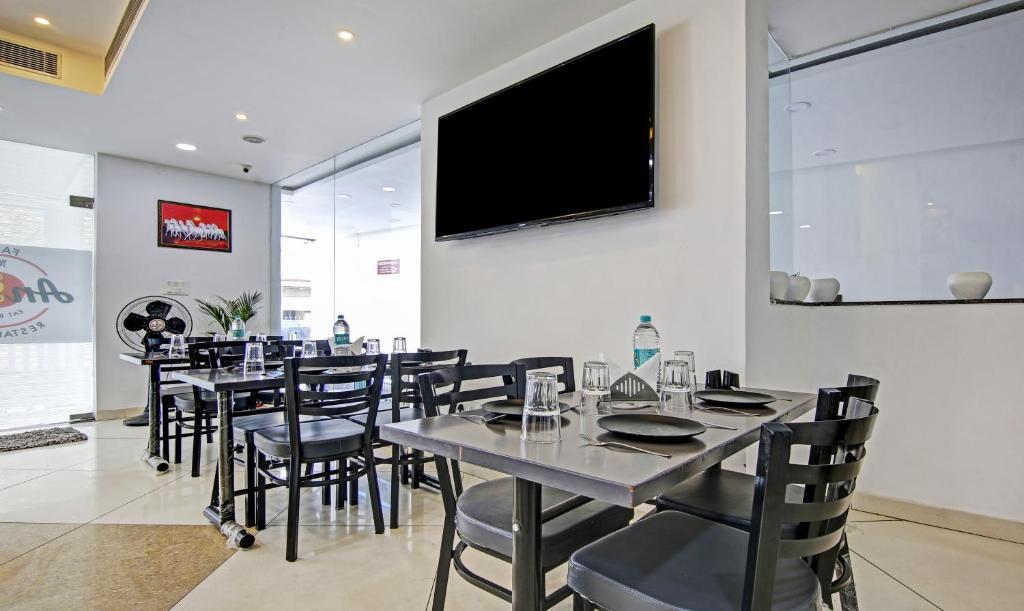 TV/trung tâm giải trí tại Hotel Royal Empirre Near PEC-PGI-PU Chandigarh
