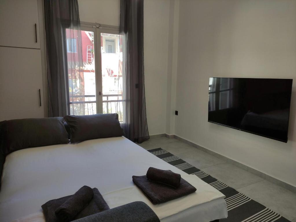 TV a/nebo společenská místnost v ubytování Nana's apartment- Corfu Town central apartment