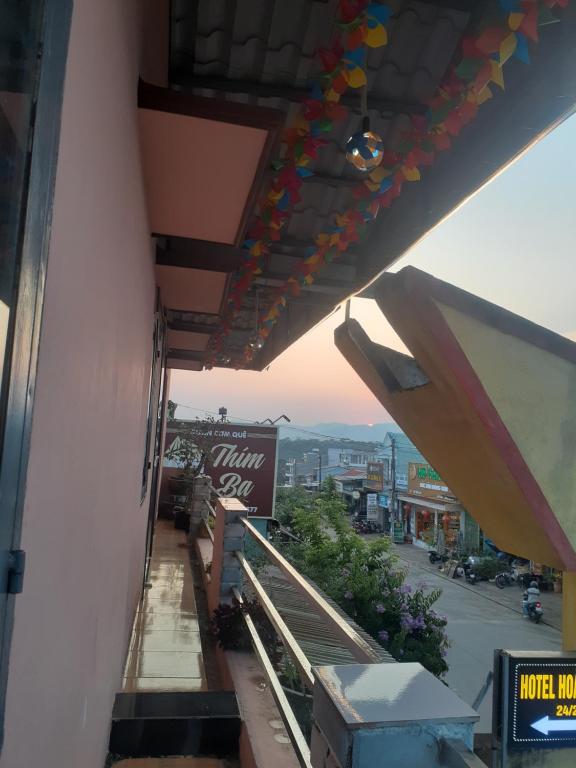 a balcony of a building with a view of a street at Nhà Nghỉ Hoàng kim in Kon Plong