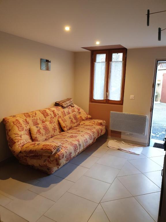 - un salon avec un canapé d'angle dans l'établissement Chez Camille et Lolo, à La Mure