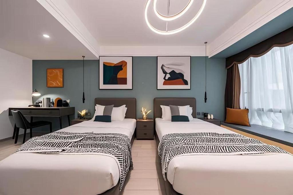 Postel nebo postele na pokoji v ubytování 和樾 City View Hotel - Guangzhou Taikoo Hui Zhujiang New Town Tianhe Sports Cente-Canton Fair