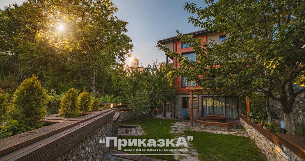 ein Garten vor einem Gebäude in der Unterkunft Къща за гости Приказка in Klisura