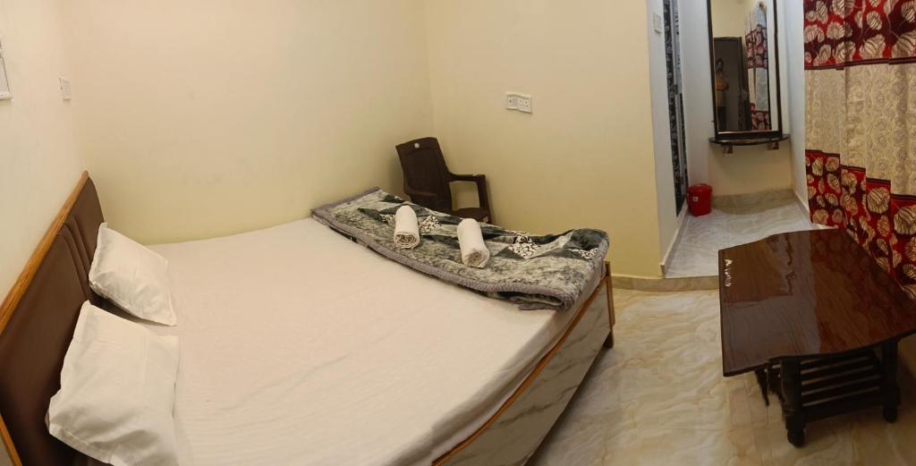 Postel nebo postele na pokoji v ubytování Sanskriti Guest House