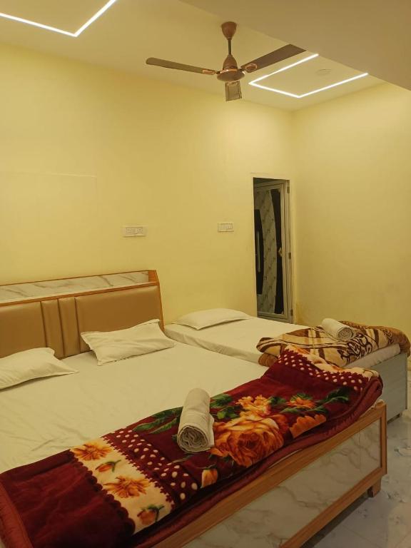 Postel nebo postele na pokoji v ubytování Sanskriti Guest House