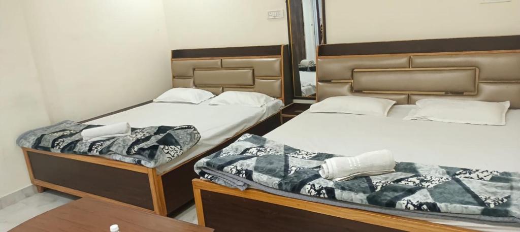 Postel nebo postele na pokoji v ubytování Sanskriti Guest House