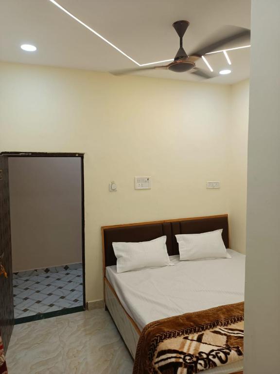 Postel nebo postele na pokoji v ubytování Sanskriti Guest House