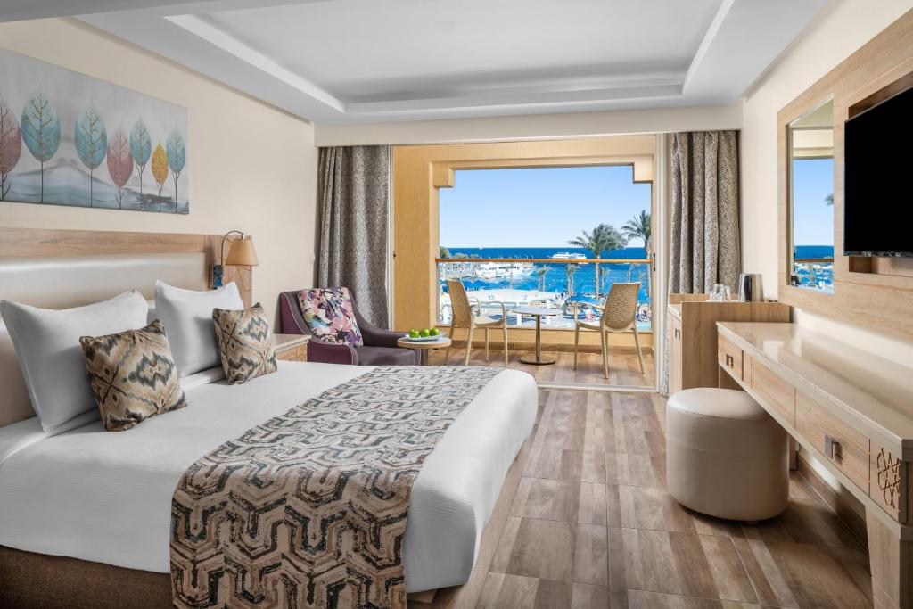 Postel nebo postele na pokoji v ubytování Beach Albatros Aqua Park - Hurghada