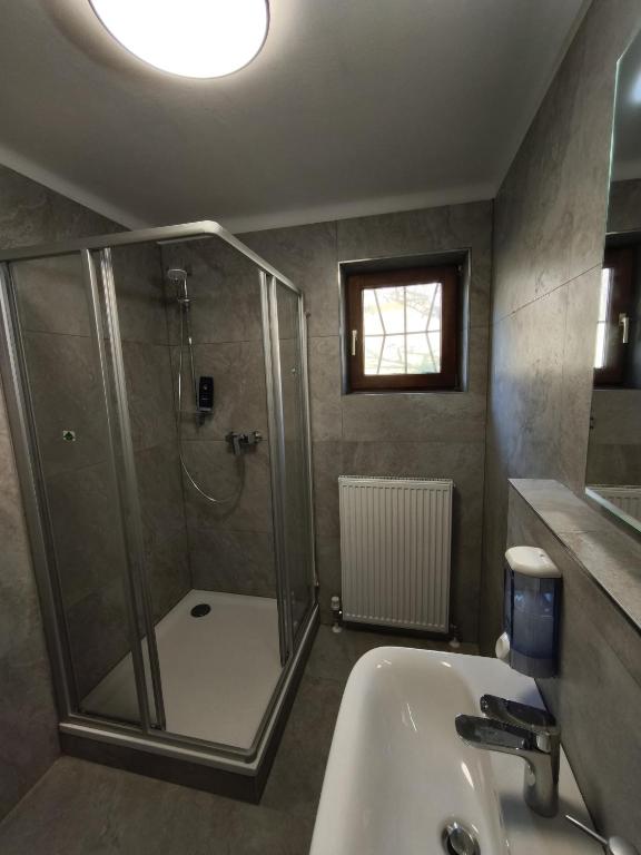 Koupelna v ubytování Spacious Room in Modern Flat