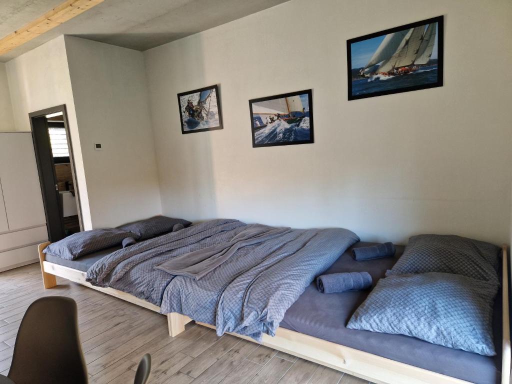 Postel nebo postele na pokoji v ubytování Moderní byt v Relax Vila Lipno u pláže Windy Point