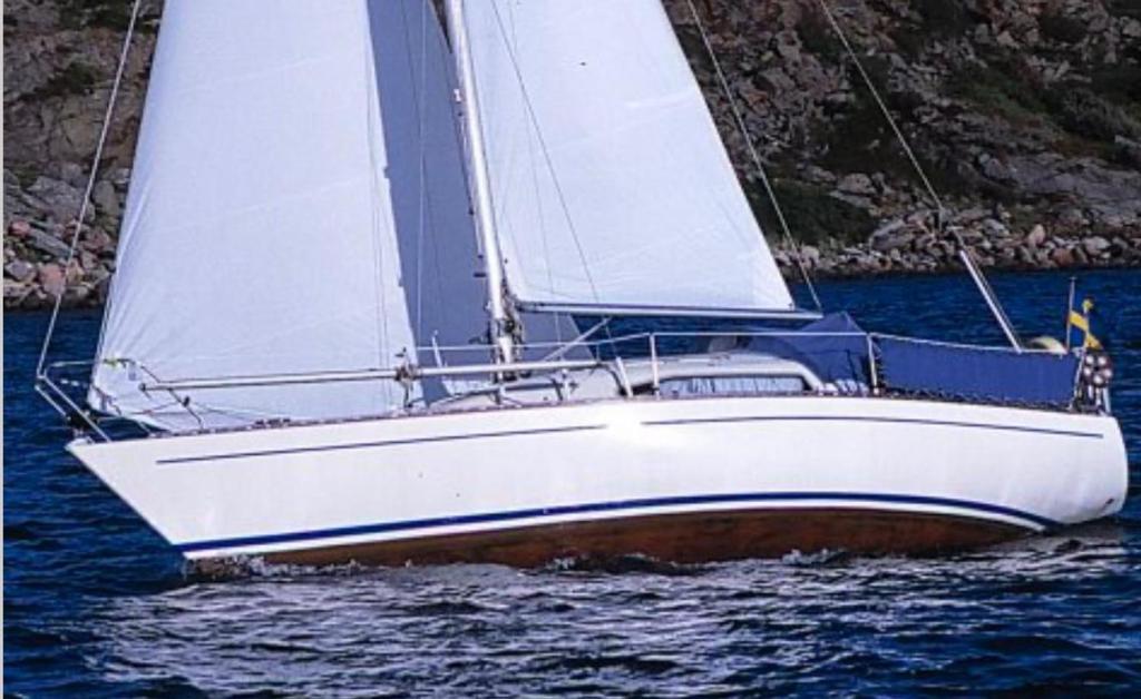 un velero blanco en un cuerpo de agua en Yacht Albin 79, en Oslo
