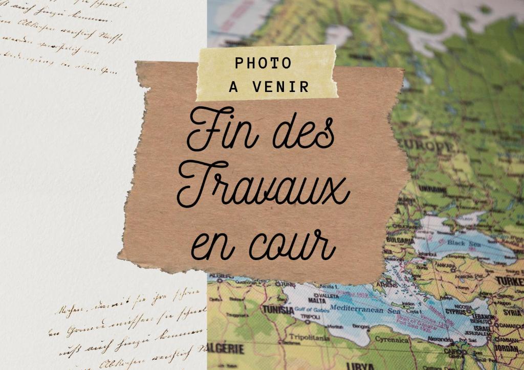une carte avec un signe qui lit une photo a verrator fin dies franklin dans l'établissement Gîte le Bellevue, à Fiennes