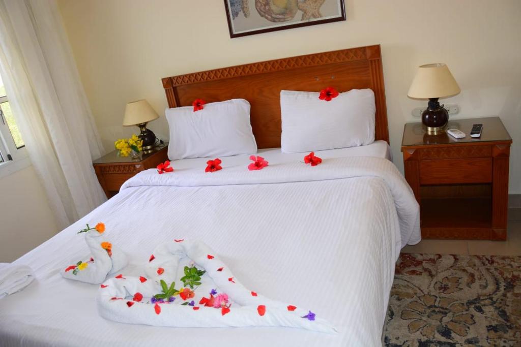 a bedroom with a bed with flowers on it at شالية فندقي في دلتا شرم ريزورت in Sharm El Sheikh