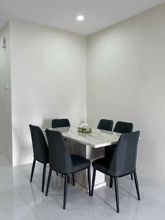 a dining room with a table and chairs at Forever Green cameron in Brinchang