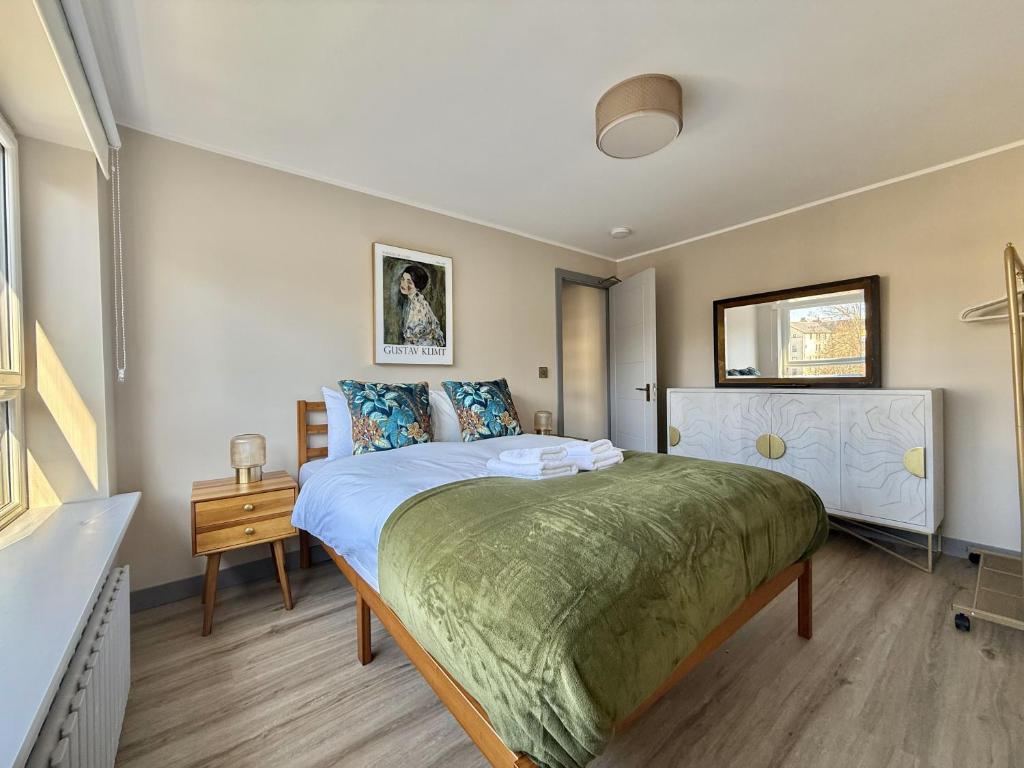 Hotel Holyrood Hidden Gem, a bedroom with a large bed in a room at Holyrood Hidden Gem in Edinburgh