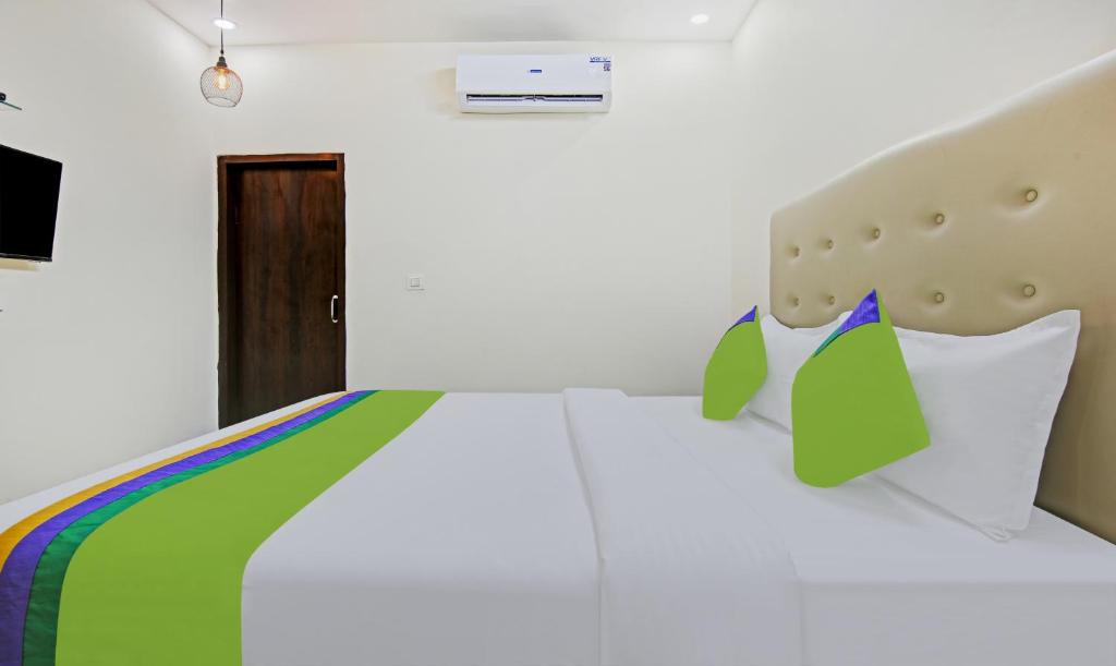 Giường trong phòng chung tại Hotel Royal Empirre Near PEC-PGI-PU Chandigarh