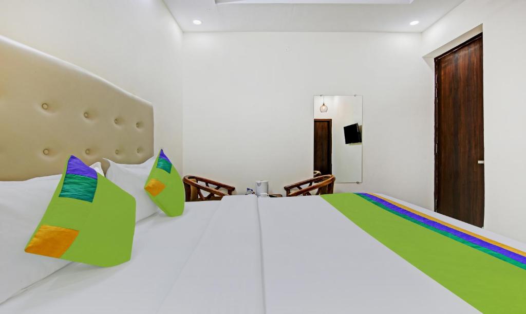 Giường trong phòng chung tại Hotel Royal Empirre Near PEC-PGI-PU Chandigarh