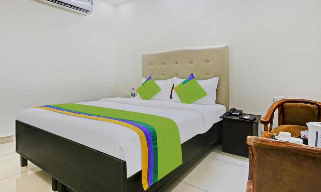Giường trong phòng chung tại Hotel Royal Empirre Near PEC-PGI-PU Chandigarh