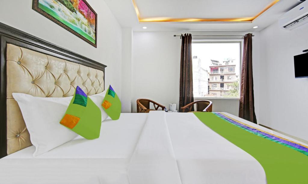 Giường trong phòng chung tại Hotel Royal Empirre Near PEC-PGI-PU Chandigarh