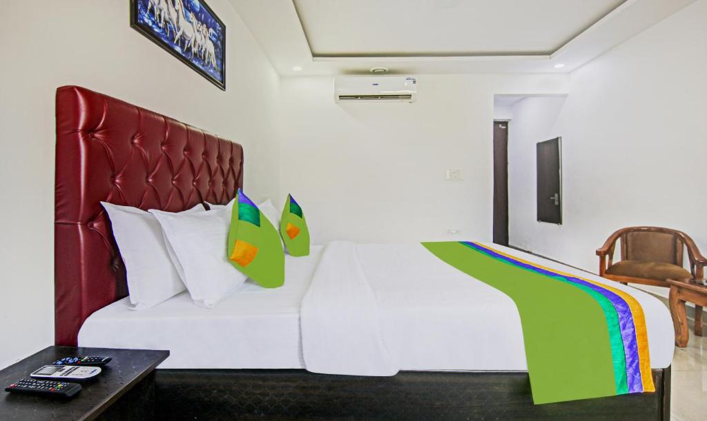 Giường trong phòng chung tại Hotel Royal Empirre Near PEC-PGI-PU Chandigarh