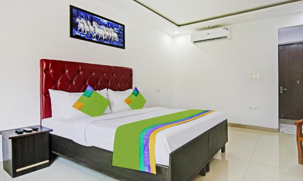 Giường trong phòng chung tại Hotel Royal Empirre Near PEC-PGI-PU Chandigarh