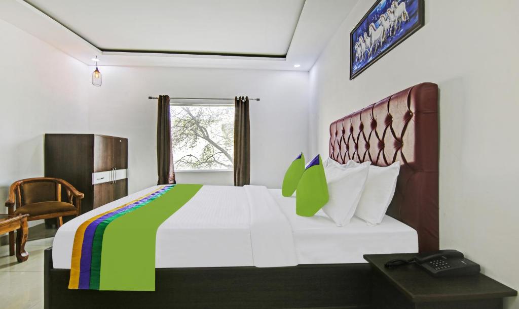 Giường trong phòng chung tại Hotel Royal Empirre Near PEC-PGI-PU Chandigarh