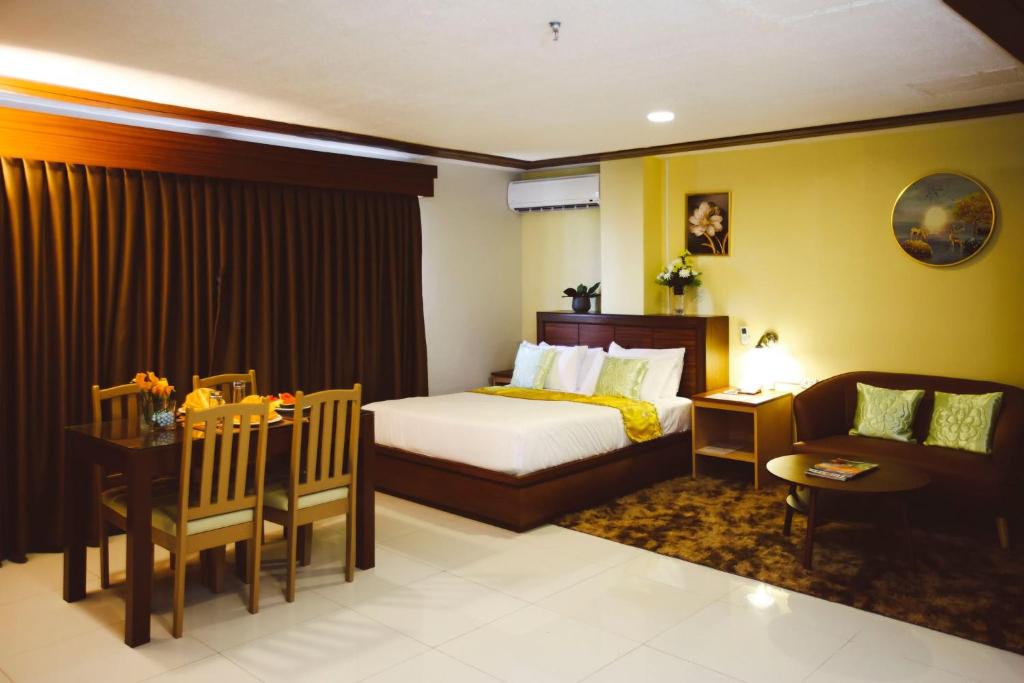 Postel nebo postele na pokoji v ubytování Surigao Royal Regency Suites