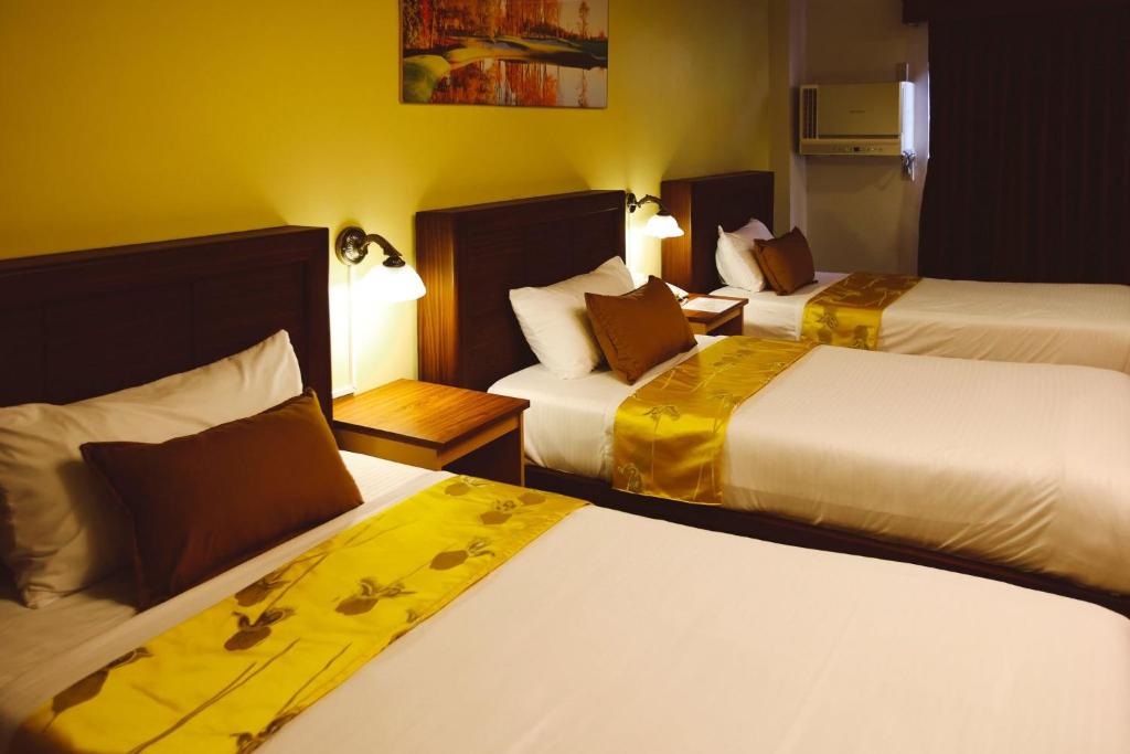 Postel nebo postele na pokoji v ubytování Surigao Royal Regency Suites