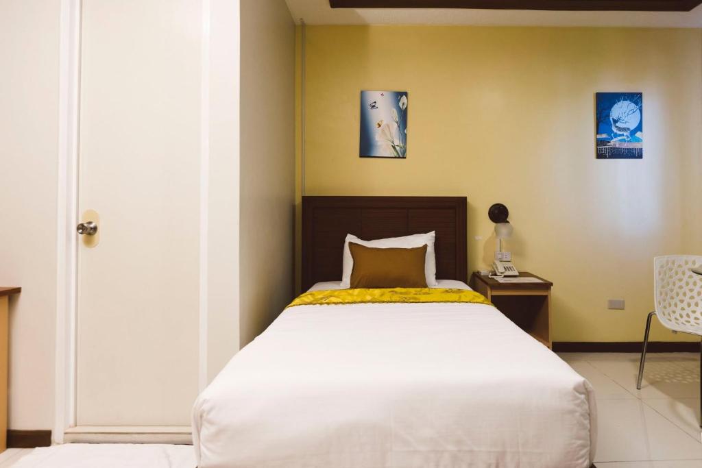 Postel nebo postele na pokoji v ubytování Surigao Royal Regency Suites