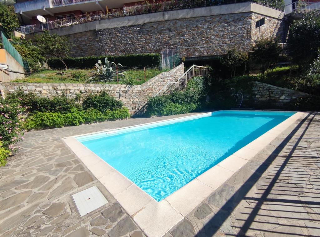 una grande piscina blu in un cortile di La casa Marina a Rapallo